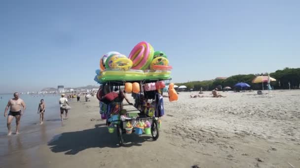 Uomo Cavalca Negozio Mobile Che Vende Giocattoli Bambino Sulla Spiaggia — Video Stock