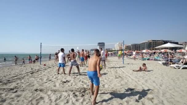 Ομάδα Φίλων Που Παίζουν Beach Volley Multi Ethic Ομάδα Ανθρώπων — Αρχείο Βίντεο