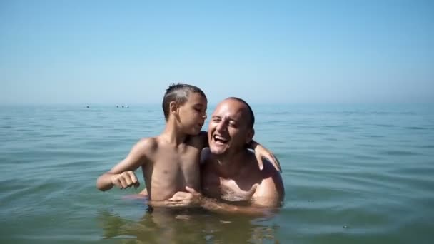 Baba Oğul Kucaklayan Gülümseyen Öpüşme Plaj Tatil Seyahat Kavramı — Stok video