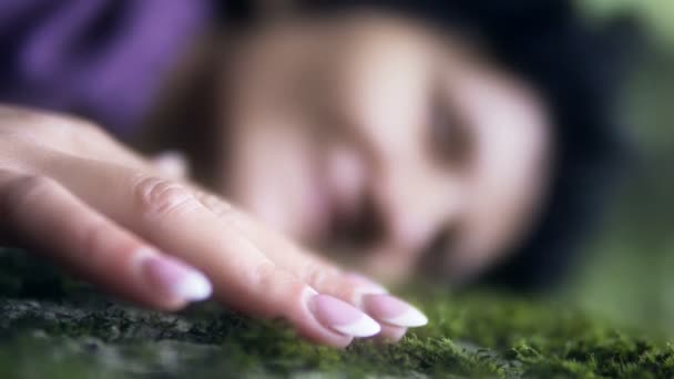 Красивая Женщина Лежит Лугу Улыбаясь Мечтая Наслаждайся Красавица Зеленой Траве — стоковое видео