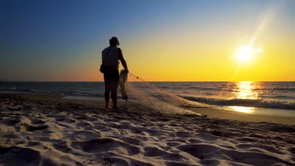 Silhueta Pescadores Tradicionais Que Puxam Pesca Com Rede Costa Oceânica — Vídeo de Stock