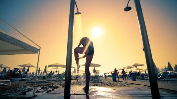 Silhuetten Vacker Flicka Med Perfekt Figur Duschen Vid Solnedgången Stranden — Stockvideo