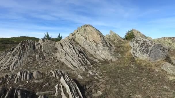 Wanderer Beim Wandern Auf Felsigem Gebirgsgelände Mit Natürlichen Felsformationen — Stockvideo