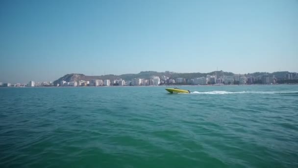 在美丽的蓝色海洋中的游艇 豪华游艇航行在海岸附近 摩托艇的看法 — 图库视频影像