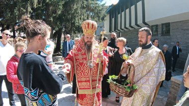 Bulgaristan 'ın Bansko kenti - 06 Nisan 2018: Bulgaristan' ın Bansko kentinde düzenlenen Paskalya geçit töreni. Rahipler ve insanlar geleneksel olarak sokaklarda yürürler, dini şarkılar söylerler ve çocuklara paskalya yumurtası verirler.