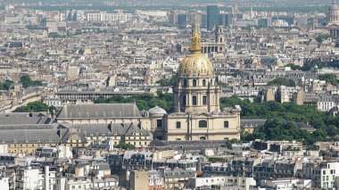 Paris şehir manzarası Eiffel kulesinden, ünlü Domes Les Invalides Napolyon 'un mezarına bir ev ve Paris' te bir müze ve anıt kompleksi