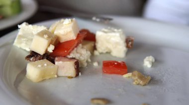 Domatesli, peynirli, jambonlu, mantarlı taze karışık salata yemek.