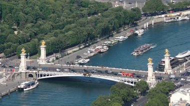 Hava atış trafik Pont Alexander III. Pont Alexandre III bir güverte Kemer Köprüsü Invalides ve Eyfel Kulesi ile Champs Ellysees bağlar olduğunu.
