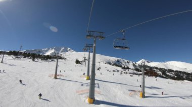 Teleferik POV halklar yamaç yukarı kaldırdı