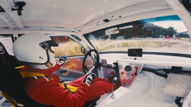 Koçani, Makedonya - 24 Haziran, 2018: spor yarışçısı hazırlamak tepe Tırmanma yarışı üzerinde başlama pozisyonu eğri dağ yolda almak