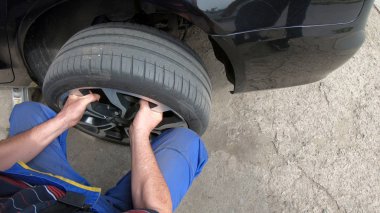 Makedonya 'nın Kocani kenti - 24 Haziran 2018: Otomotiv Tamircisi Havalı Otomobille Vidalanan veya Ayıran Araba Tekerleği