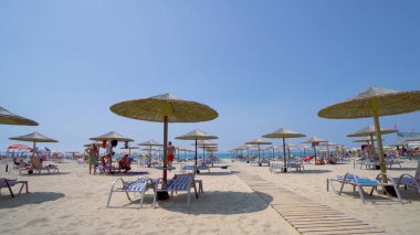 Plaj şemsiye ve şezlong yaz tatil resort Doğum