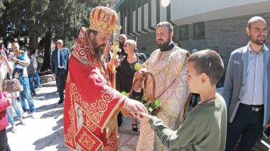 Bulgaristan 'ın Bansko kenti - 06 Nisan 2018: Bulgaristan' ın Bansko kentinde düzenlenen Paskalya geçit töreni. Rahipler ve insanlar geleneksel olarak sokaklarda yürürler, dini şarkılar söylerler ve çocuklara paskalya yumurtası verirler.