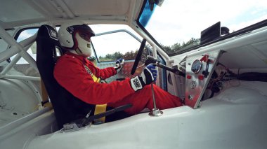 Koçani, Makedonya - 24 Haziran, 2018: başlangıç konumu için sürücü giyen kask üzerinde A Hillclimb yarış pisti bekleyin