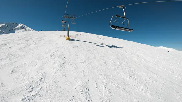 Teleferik Pov Halklar Yamaç Yukarı Kaldırdı — Stok fotoğraf