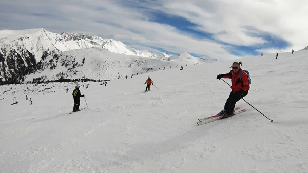 Carving Expert Man Skidor Pisten Solig Dag — Stockfoto