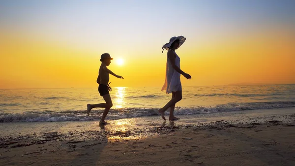 Happy Family Walk Sea Coast Spraw Water Kicking Waves Sunset — Stock Photo, Image