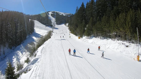 Vue Aérienne Des Skieurs Snowboarders Sur Piste Ski Par Temps — Photo