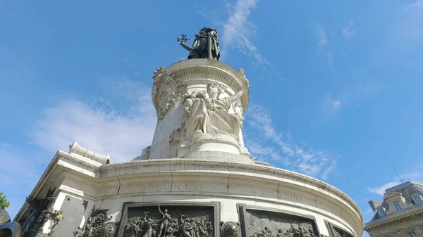파리입니다 Republique 하늘에 센터에 동상으로 — 스톡 사진