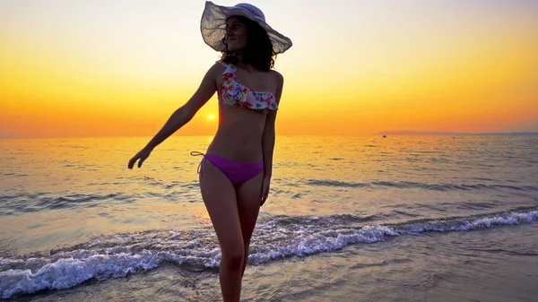 Sexy Teenager Bikini Und Hut Gehen Bei Sonnenuntergang Aus Dem — Stockfoto