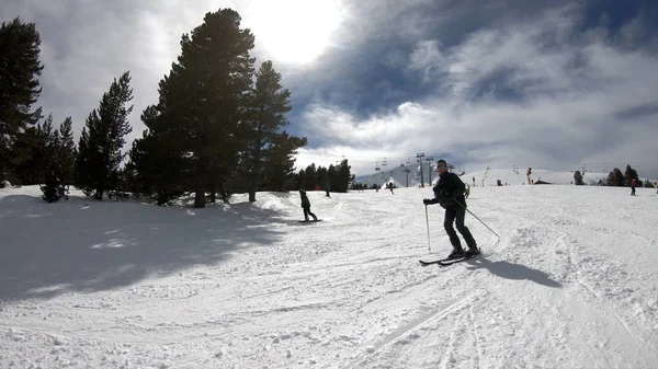 Esquiador Tallando Por Pista Esquí —  Fotos de Stock