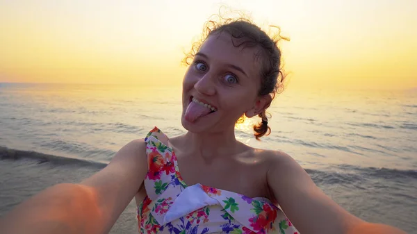 Selfie Joven Adolescente Sosteniendo Cámara Girando Playa Atardecer — Foto de Stock