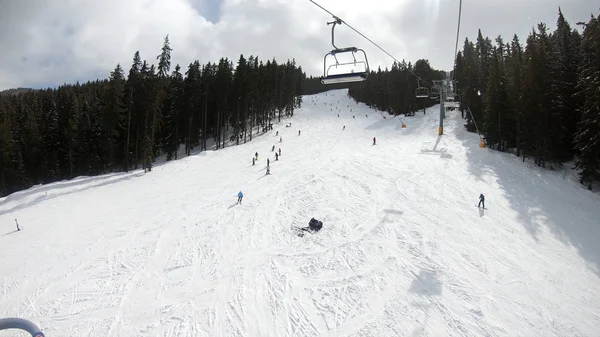 Pov Skiier Jízda Lanovky Během Slunný Zimní Den Pomalý Pohyb — Stock fotografie