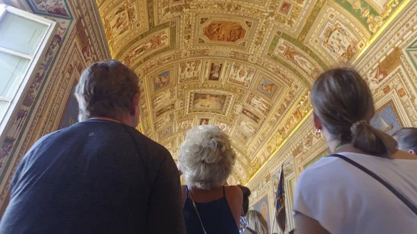 Roma Giugno 2017 Turisti Visita Museo Vaticano Con Vista Una — Foto Stock