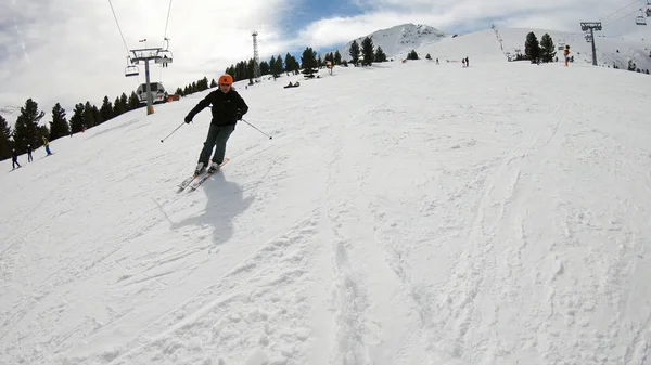 スキー 冬には スキー旅行 次の若い男がスキー場の山の中腹に楽しいスキー — ストック写真