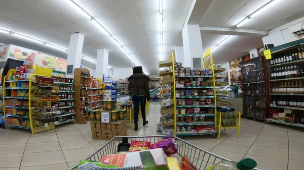 Skopje Macedônia Circa Mar 2018 Casal Shopping Supermercado Man Pov — Fotografia de Stock