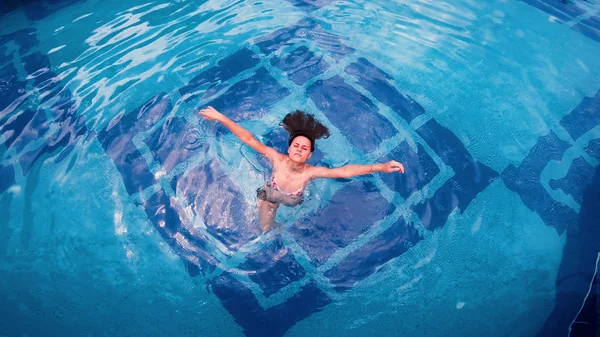 Vue Aérienne Couché Sur Surface Eau Dans Une Grande Piscine — Photo