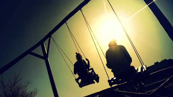 Belle Fille Sur Swing Dans Forêt Contre Soleil Levant — Photo