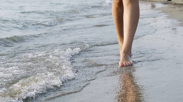 Vooraanzicht Van Het Close Van Vrouwelijke Barefoot Benen Lopen Zeekust — Stockfoto