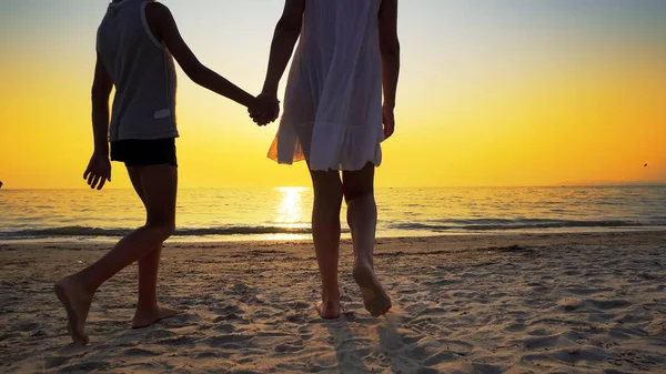 Caminhada Família Praia Para Pôr Sol Mar Ondas Salpicadas Mulher — Fotografia de Stock