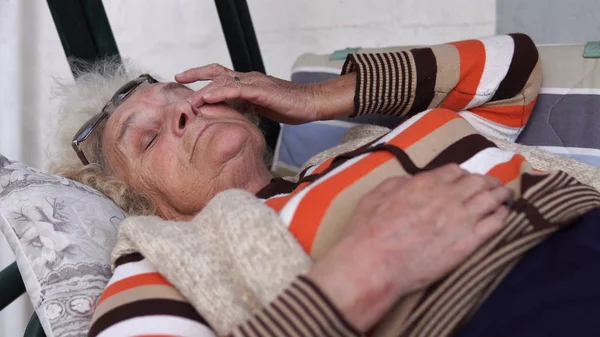 Ηλικιωμένη Γυναίκα Στο Κρεβάτι Ταλάντευσης Μερών Ψέματα Και Ψάχνει Λυπημένος — Φωτογραφία Αρχείου