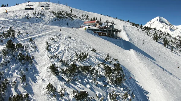 日出时 滑雪缆车穿过松树林区 来到山岭滑雪场冬季度假村 波夫射门 — 图库照片