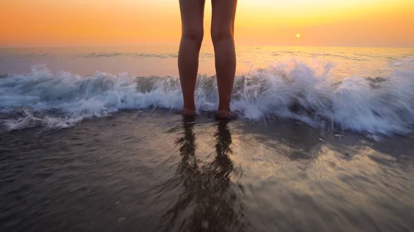 Frauenfüße Planschten Bei Sonnenuntergang Strand Von Meereswellen Ruhige Ruhige Entspannende — Stockfoto