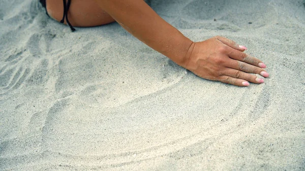 Mulher Sexy Sentada Praia Com Areia Correndo Através Dos Dedos — Fotografia de Stock