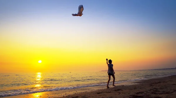 Boy Lançar Papagaio Correndo Praia Pôr Sol Tiro Steadicam Cinematográfico — Fotografia de Stock