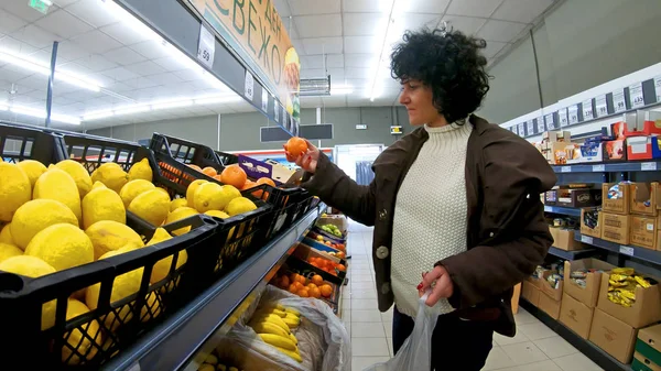 Skopje Macedônia Circa Mar 2018 Mulher Fazendo Compras Supermercado Siga — Fotografia de Stock