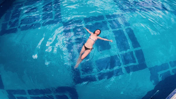 Luftaufnahme Einer Jungen Frau Die Pool Auf Dem Wasser Schwimmt — Stockfoto