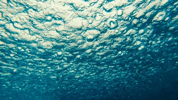 水面に重い雨の水中ビュー — ストック写真