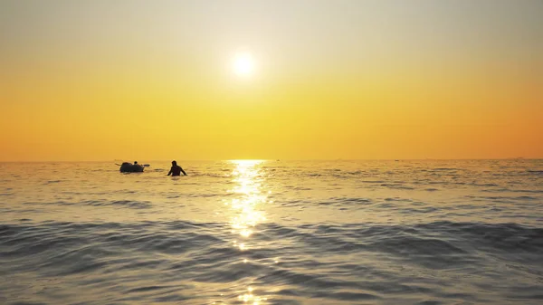 Refugees Silhouettes Sea Sunset — Stockfoto