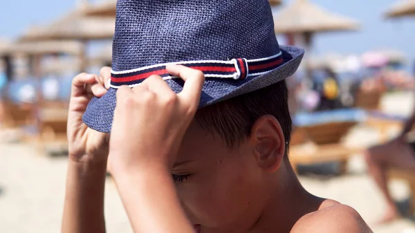 Niño Lindo Guapo Con Sombrero Posa Playa Sonriendo Enfoque Selectivo —  Fotos de Stock