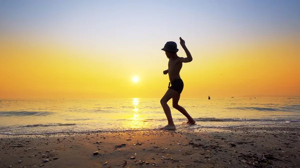 Young Boy Hat Collecting Peebles Beach Throw Stone Skipping Game — Stock Photo, Image