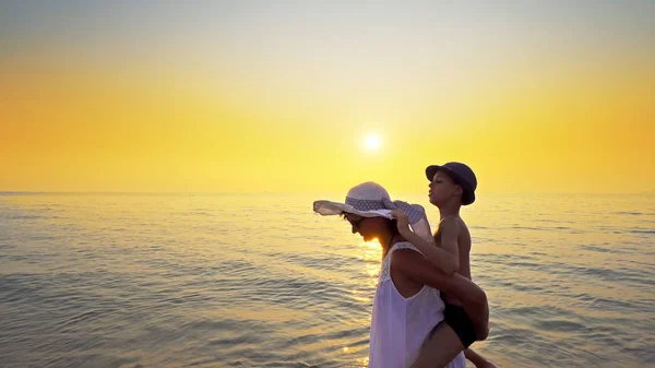 Familia Divirtiéndose Playa Vacaciones Viaje Vacaciones Verano Joven Niño Feliz — Foto de Stock