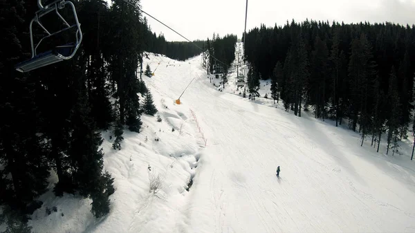 Vinter Alpin Skidort Snö Skog Och Skidåkare Skidlift Pov Flygvy — Stockfoto