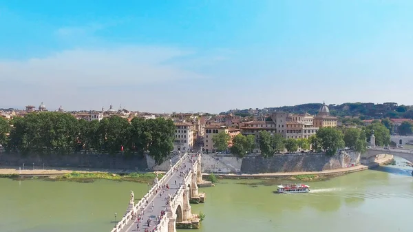 イタリア ローマ市にあるサンタンジェロ城の上からスカイライン ヴィットーリオ エマヌエーレ ブリッジ テヴェレ川と聖ペテロ教会 — ストック写真