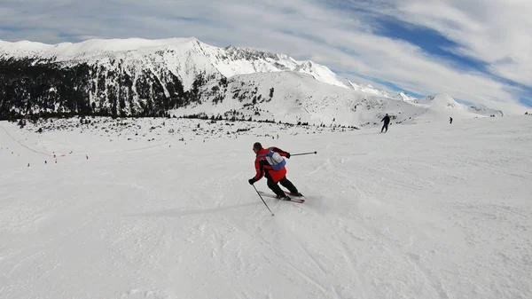 Siguiendo Experto Esquiador Profesional Haciendo Giros Cortos Pista Esquí Rodaje —  Fotos de Stock