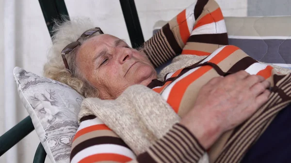 Πορτρέτο Του Όμορφη Μιλάμε Ηλικιωμένη Γυναίκα Ξαπλωμένη Στην Ταλάντευση Μερών — Φωτογραφία Αρχείου